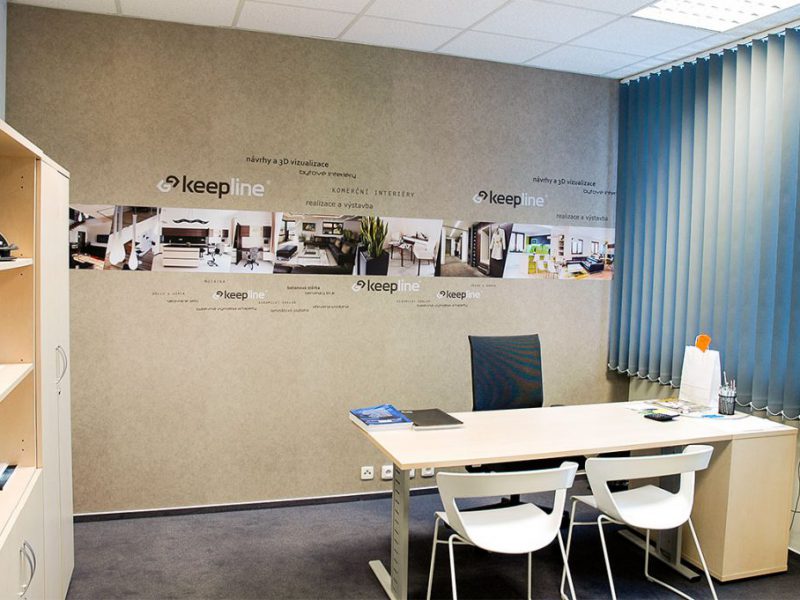 Výroba firemní samolepící tapety na zeď s vyřezávaným textem a fotkami – reklamix Praha Karlín