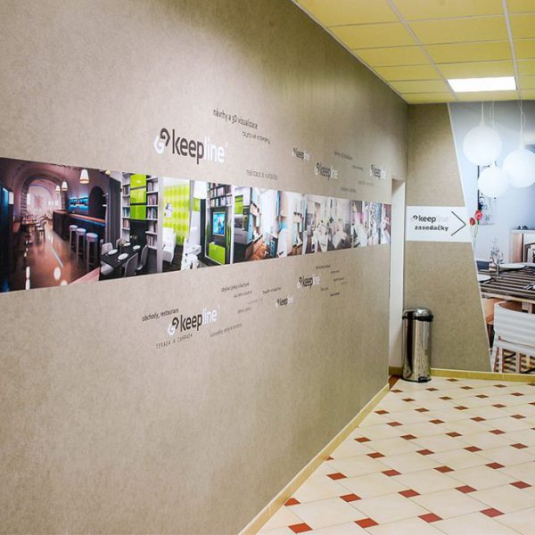 Výroba firemní samolepící tapety na zeď s vyřezávaným textem a fotkami – reklamix Praha Karlín